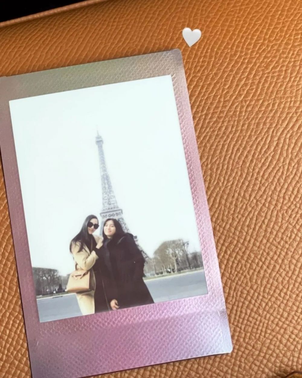 8 Momen Alleia temani Ariel Noah liburan ke Paris, outfitnya simpel
