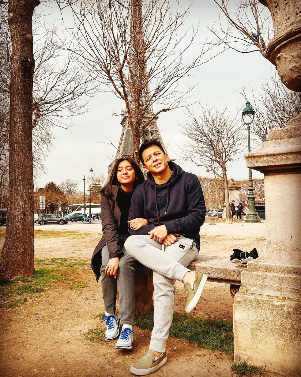 8 Momen Alleia temani Ariel Noah liburan ke Paris, outfitnya simpel