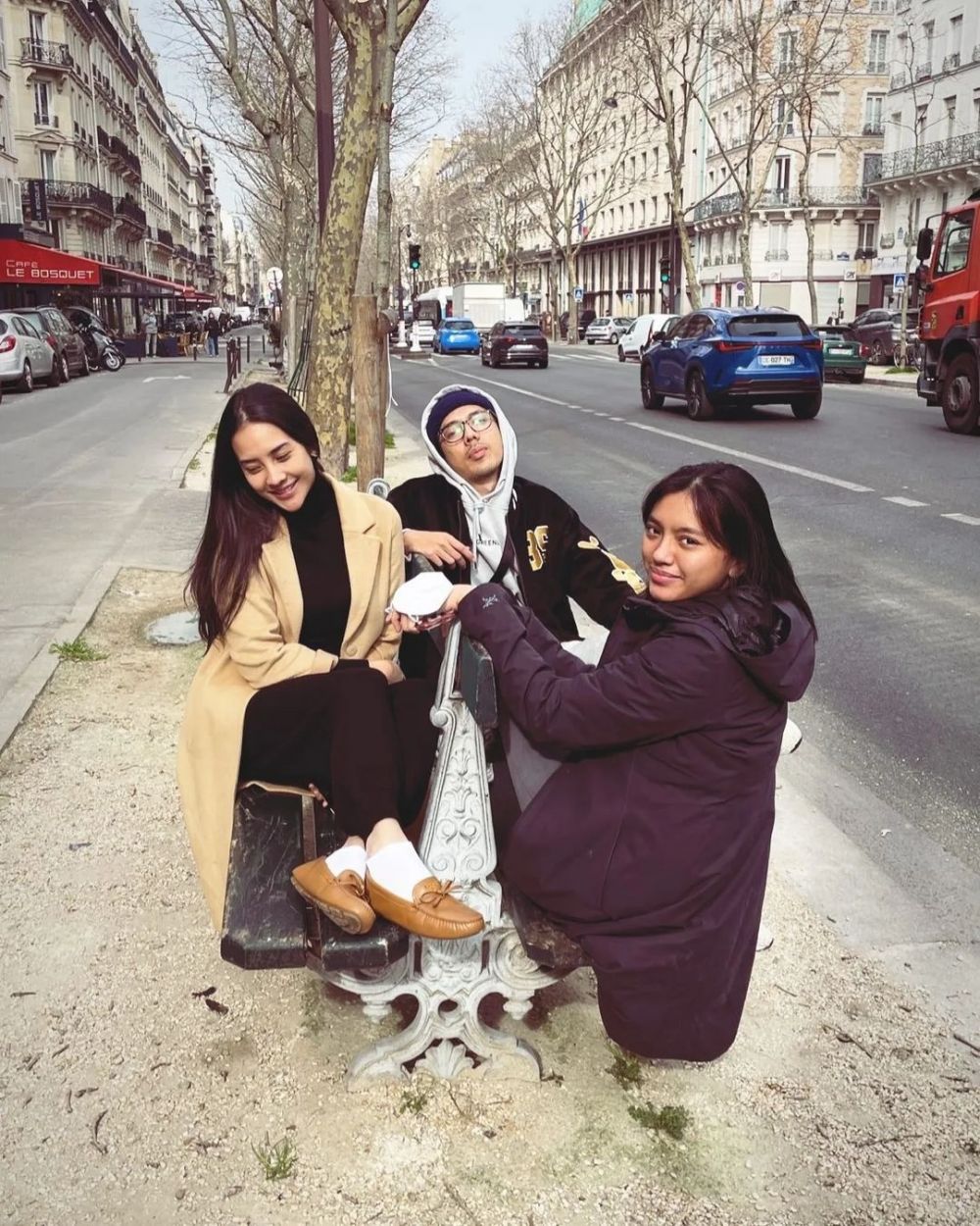 8 Momen Alleia temani Ariel Noah liburan ke Paris, outfitnya simpel