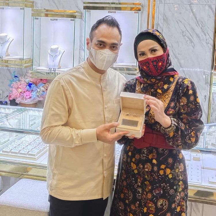 9 Potret cincin pernikahan Venna Melinda & Ferry Irawan, simpel