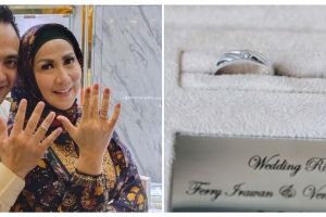 9 Potret cincin pernikahan Venna Melinda & Ferry Irawan, simpel