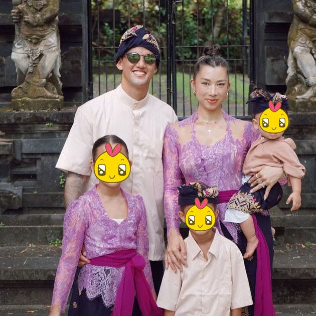 7 Gaya pemotretan keluarga Jennifer Bachdim sambut Hari Raya Nyepi
