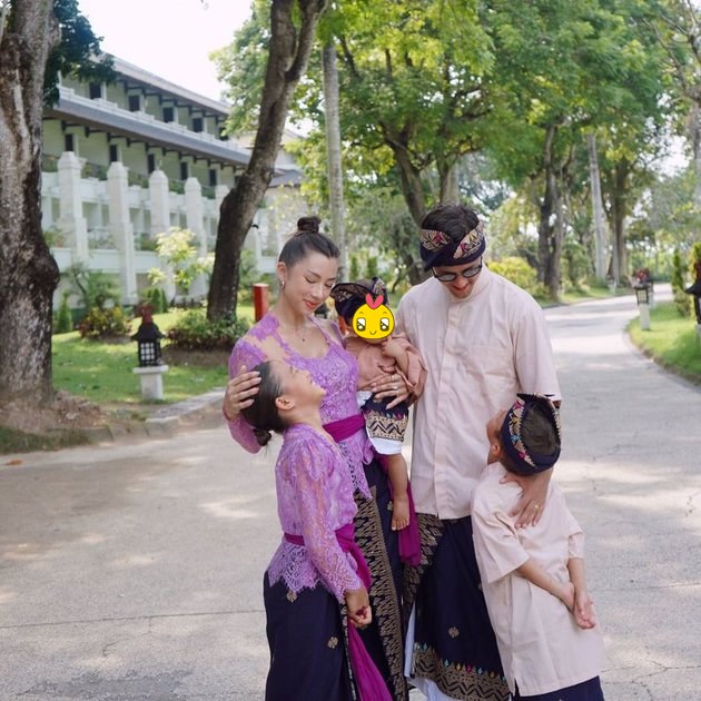 7 Gaya pemotretan keluarga Jennifer Bachdim sambut Hari Raya Nyepi