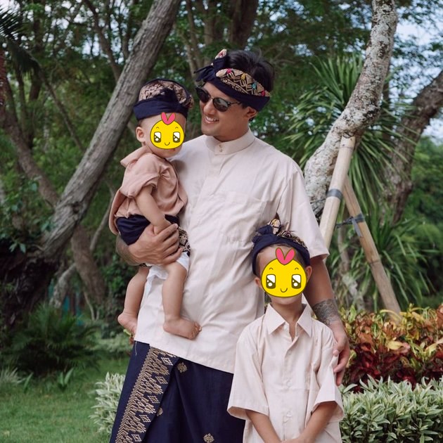 7 Gaya pemotretan keluarga Jennifer Bachdim sambut Hari Raya Nyepi