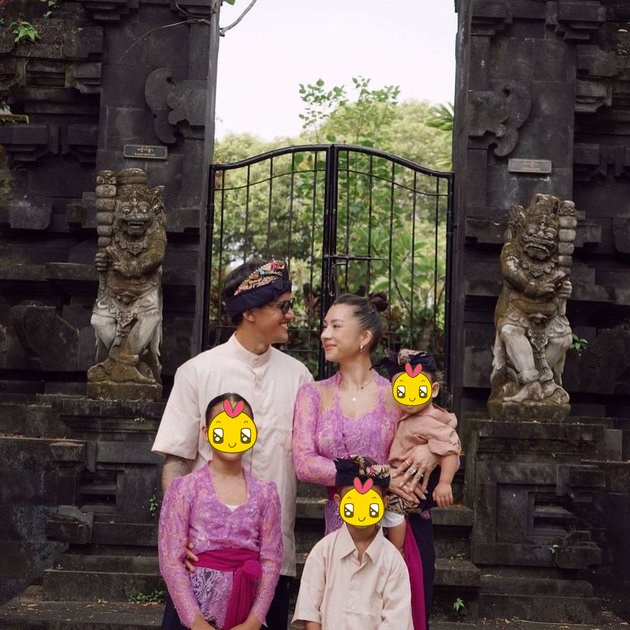 7 Gaya pemotretan keluarga Jennifer Bachdim sambut Hari Raya Nyepi