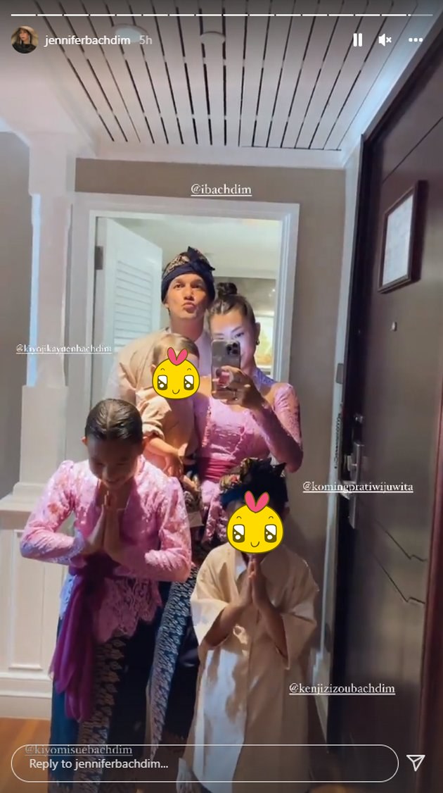 7 Gaya pemotretan keluarga Jennifer Bachdim sambut Hari Raya Nyepi