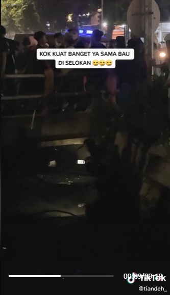 Maling sembunyi 2 jam di selokan, momen keluar bikin warga sorak sorai