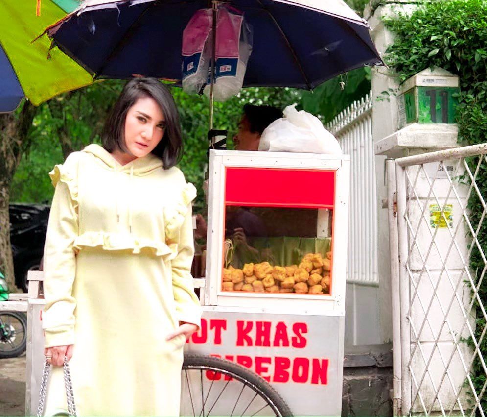 Gaya kece 10 seleb cantik pose di dekat gerobak, Fuji tuai pujian