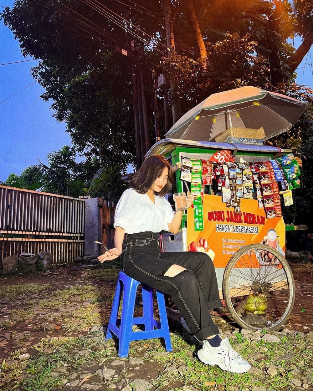 Gaya kece 10 seleb cantik pose di dekat gerobak, Fuji tuai pujian