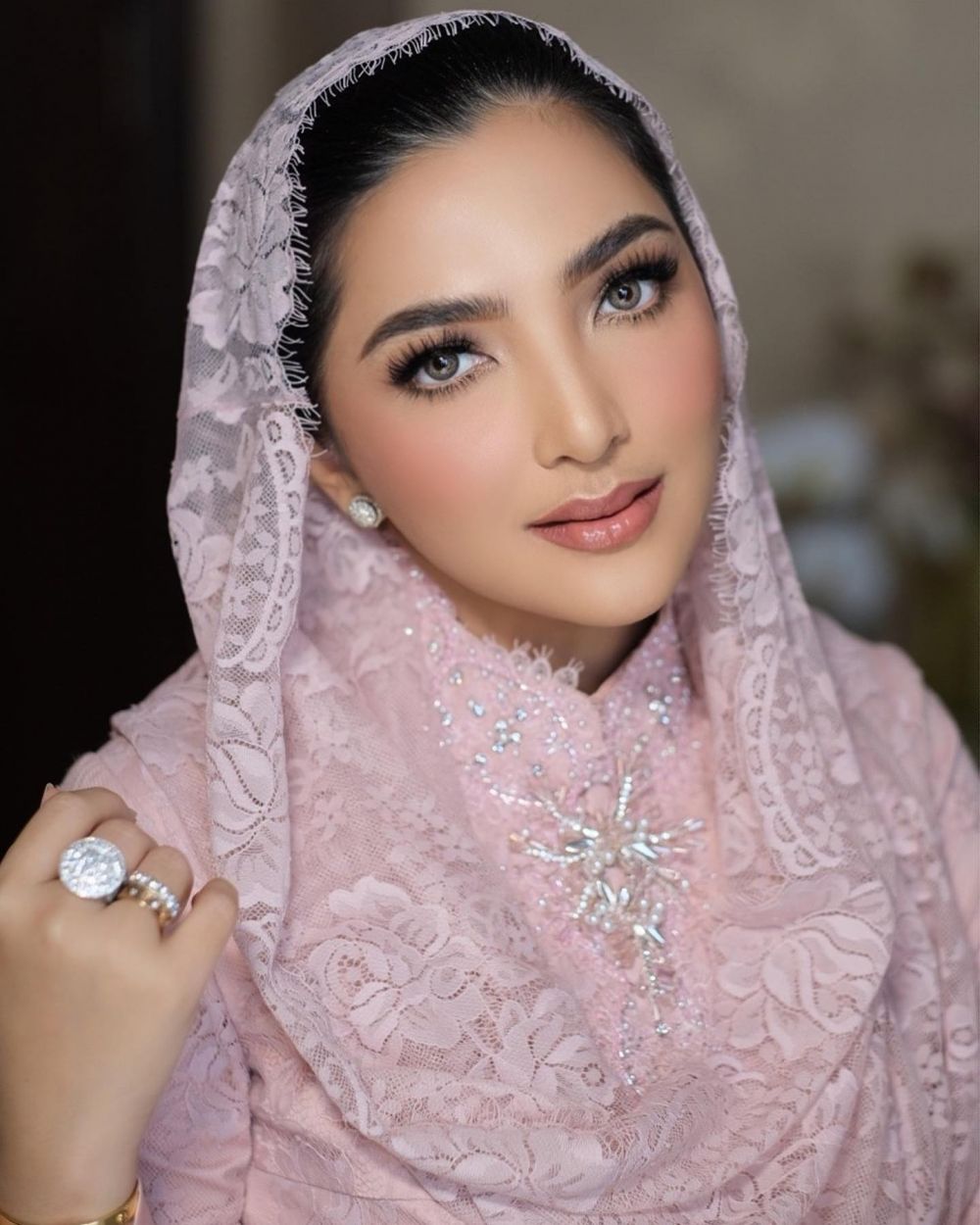 11 Potret Ashanty di akikah anak Aurel dan Atta, outfit serba pink