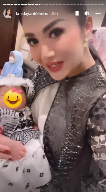 11 Gaya Krisdayanti di akikah anak Aurel, anggun pakai dress monokrom