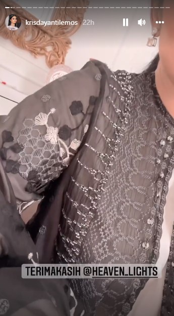 11 Gaya Krisdayanti di akikah anak Aurel, anggun pakai dress monokrom