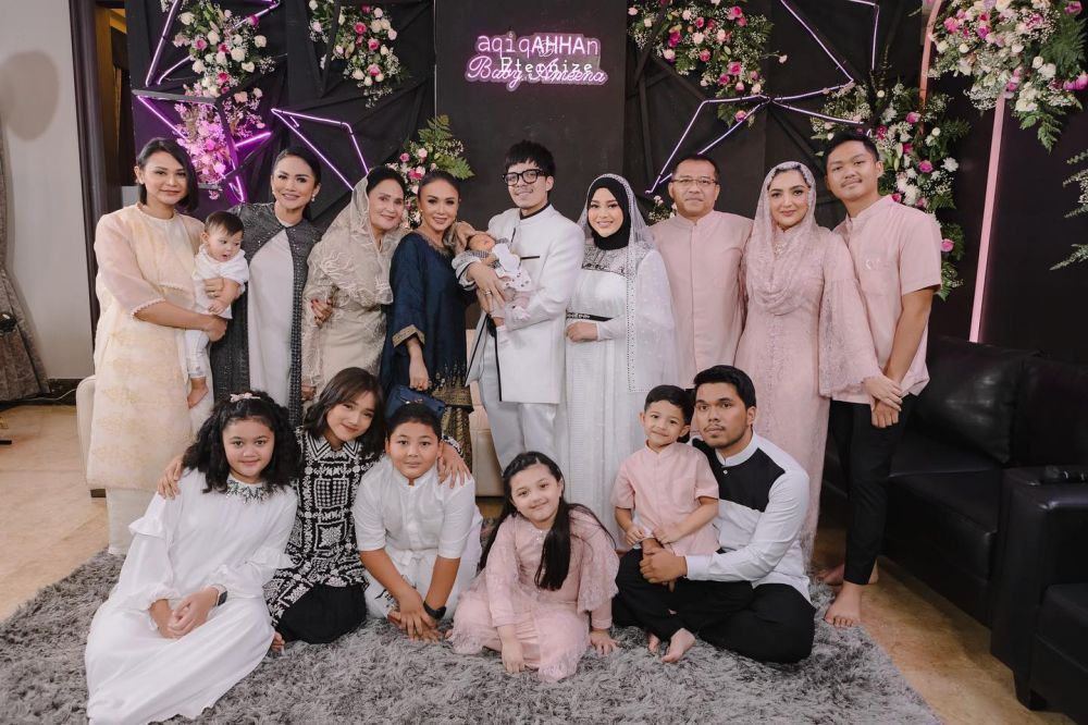 11 Gaya Krisdayanti di akikah anak Aurel, anggun pakai dress monokrom