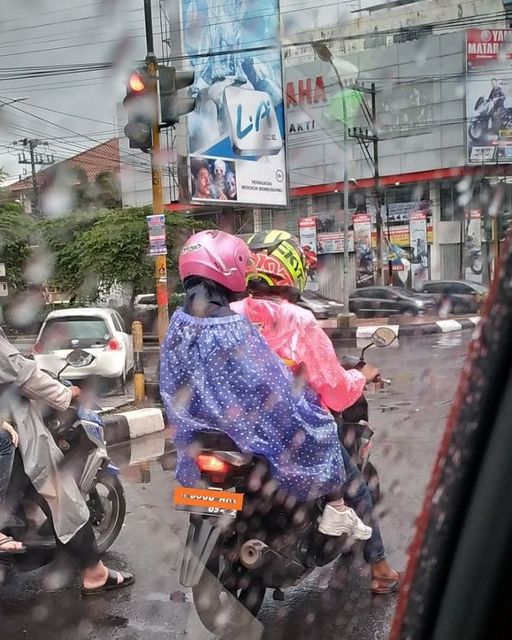 13 Potret lucu orang pakai jas hujan, aksinya bikin geleng kepala