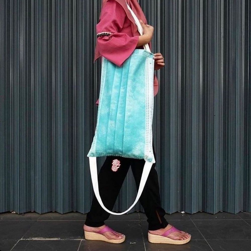 15 Penampakan nyeleneh tas saat dipakai, bentuknya aneh-aneh