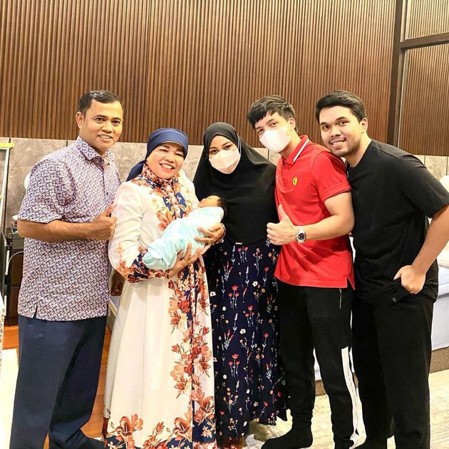 9 Momen orang tua Fuji jenguk anak Aurel-Atta, jalin erat silaturahmi