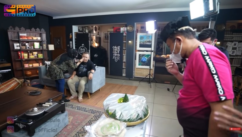 9 Potret rumah musisi Doel Sumbang, kental dengan ornamen budaya