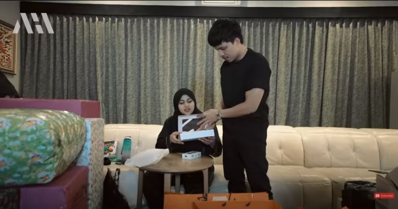 11 Potret kado akikah anak Aurel dan Atta, banyak barang branded