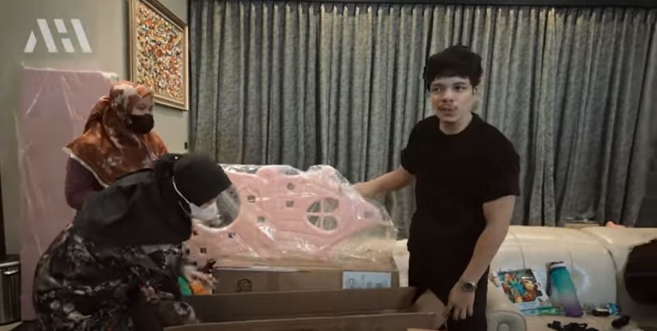 11 Potret kado akikah anak Aurel dan Atta, banyak barang branded