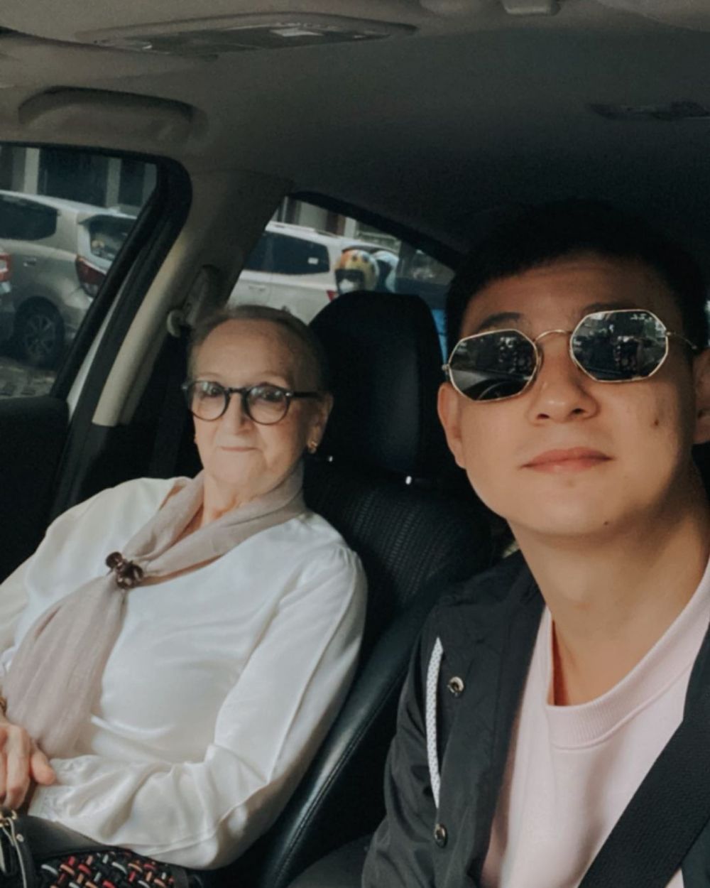 Potret kebersamaan 11 seleb bareng ibu bule, punya paras mirip