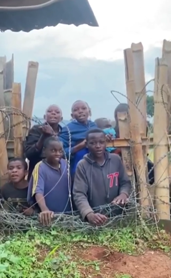 Fasih banget, aksi bocah di Kongo nyanyi lagu Vierratale bikin syok