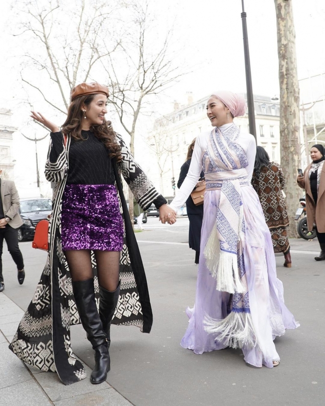 Gaya 9 seleb pakai batik hadiri Paris Fashion Week, Sarwendah memesona