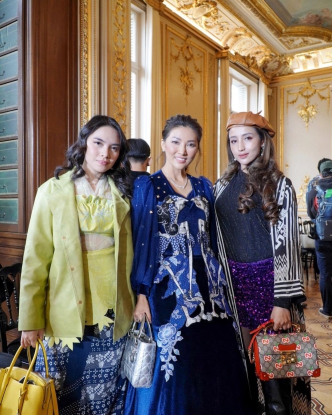 Gaya 9 seleb pakai batik hadiri Paris Fashion Week, Sarwendah memesona