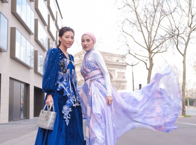 Gaya 9 seleb pakai batik hadiri Paris Fashion Week, Sarwendah memesona