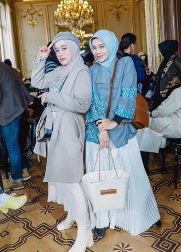 Gaya 9 seleb pakai batik hadiri Paris Fashion Week, Sarwendah memesona