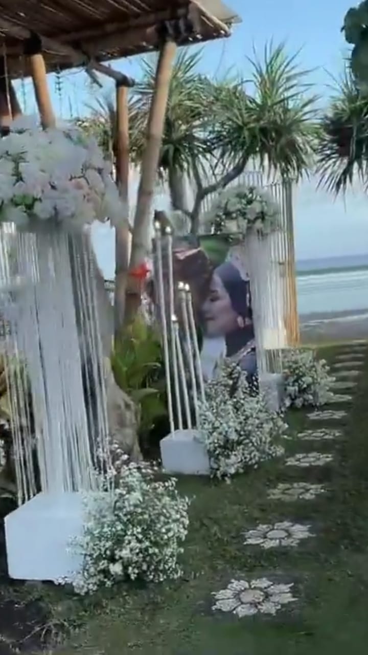 Pilih resor tepi pantai, 9 potret lokasi nikahan Venna Melinda & Ferry