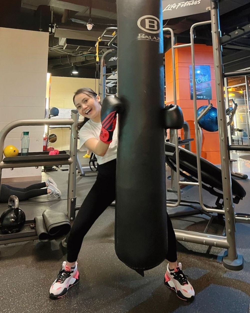 11 Potret terbaru Mawar AFI usai cerai, rajin olahraga boxing