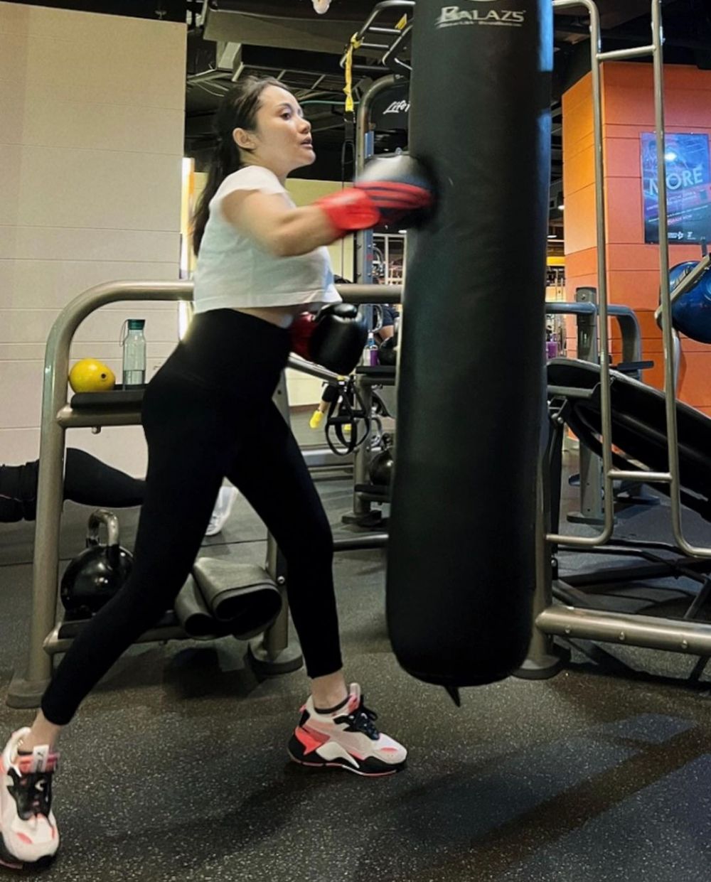 11 Potret terbaru Mawar AFI usai cerai, rajin olahraga boxing