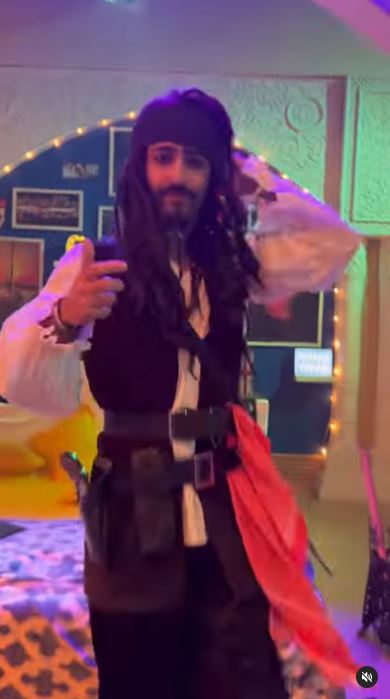 7 Potret Shaheer Sheikh cosplay jadi bajak laut, mirip Johnny Depp