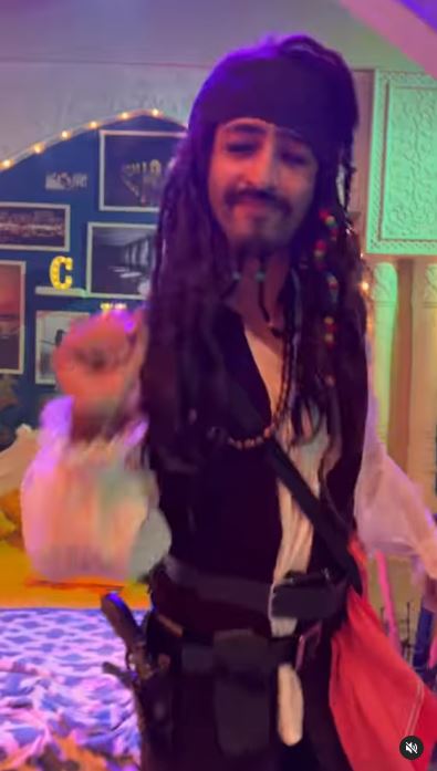 7 Potret Shaheer Sheikh cosplay jadi bajak laut, mirip Johnny Depp