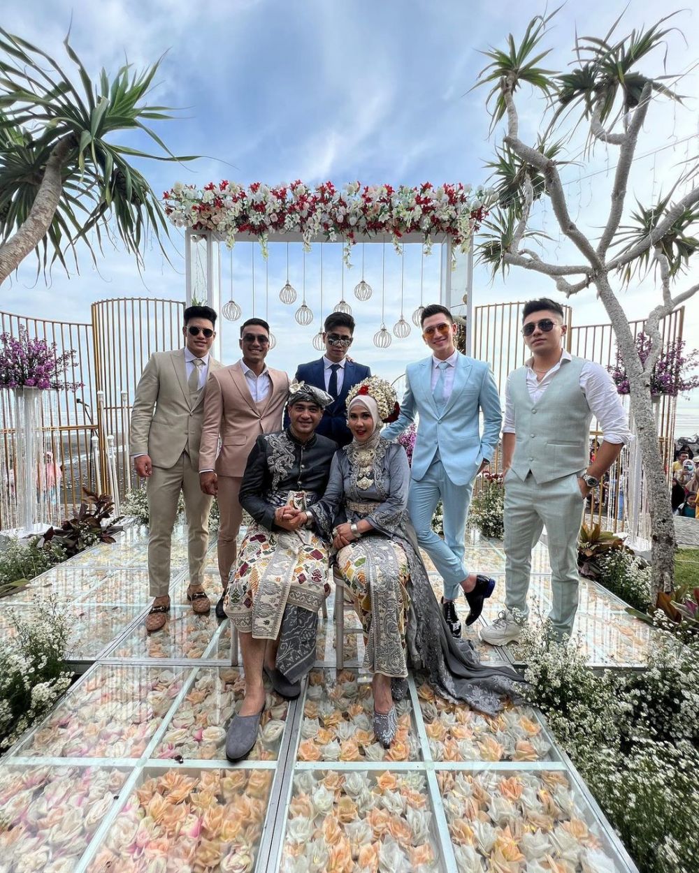 Gaya 9 seleb hadiri pernikahan Venna Melinda dan Ferry Irawan di Bali