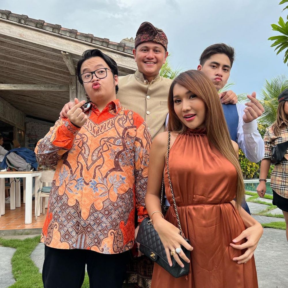 Gaya 9 seleb hadiri pernikahan Venna Melinda dan Ferry Irawan di Bali