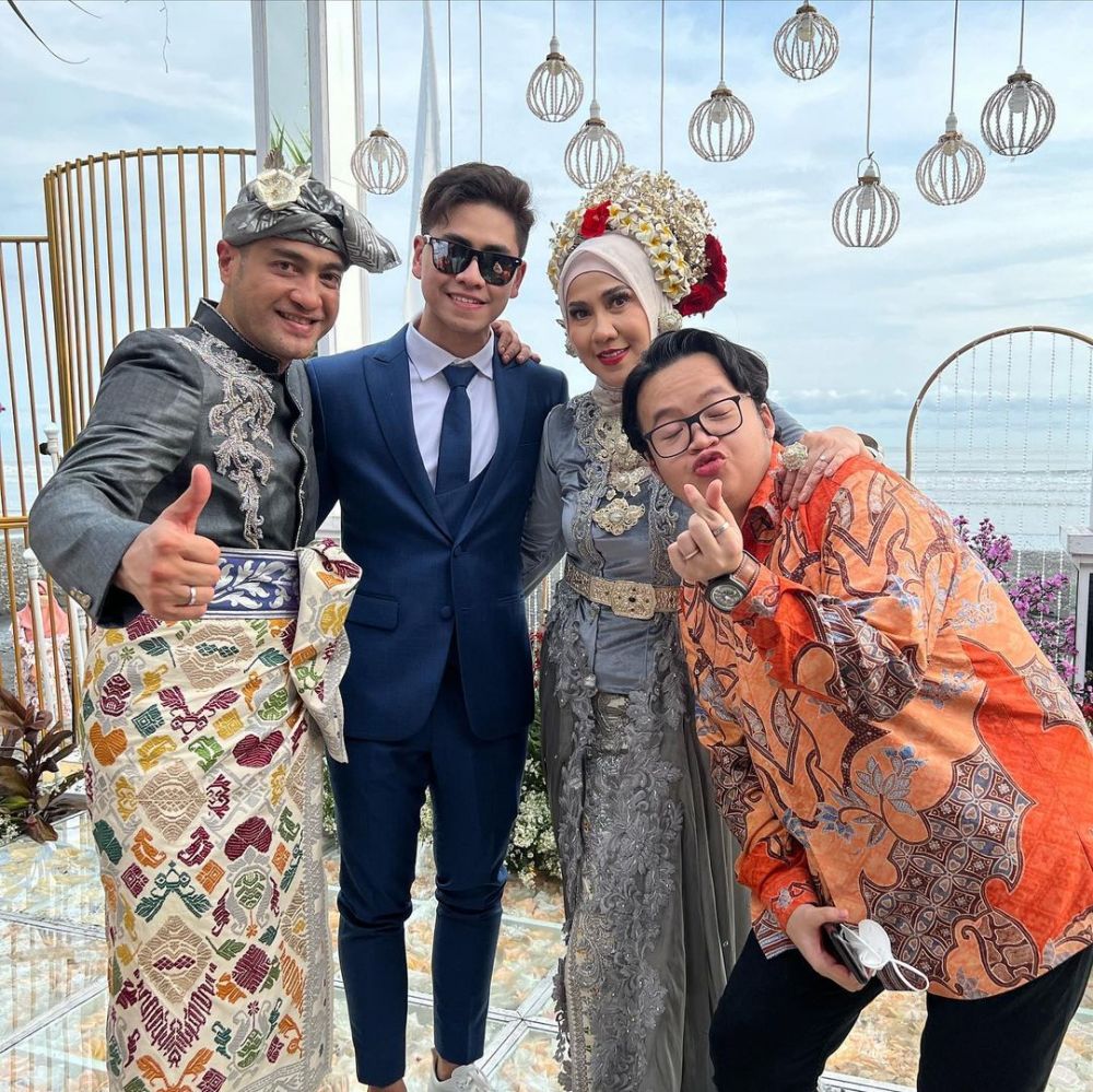 Gaya 9 seleb hadiri pernikahan Venna Melinda dan Ferry Irawan di Bali
