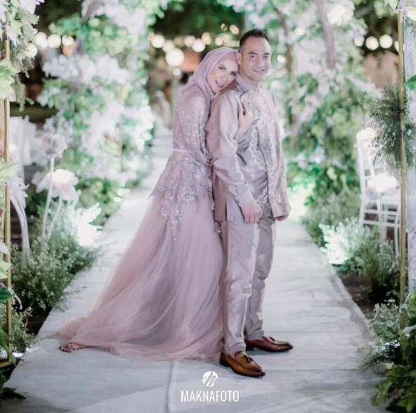 12 Gaya Venna Melinda dari prewedding hingga resepsi, anggun menawan