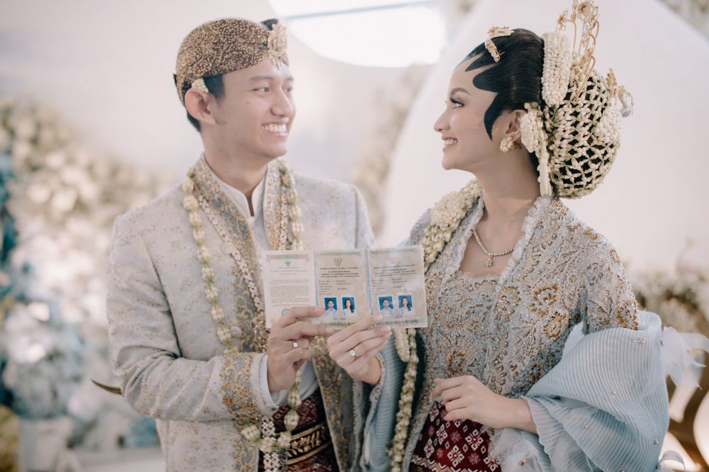 9 Makna desain baju akad Belva & Sabrina, inspirasi Tut Wuri Handayani