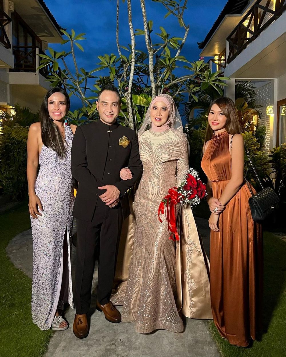 9 Penampilan Lucinta Luna di pernikahan Venna Melinda, gayanya anggun