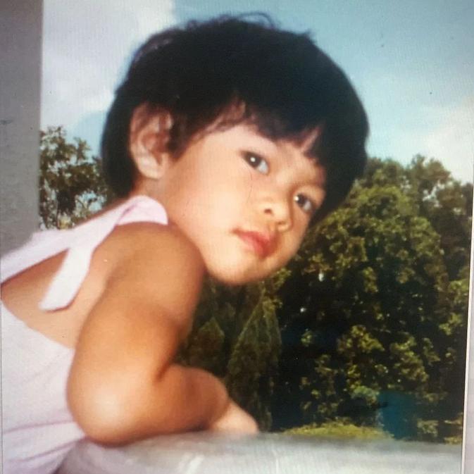 7 Potret masa kecil Dian Sastrowardoyo, giginya ompong