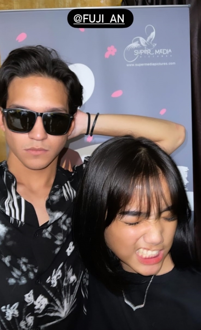 9 Potret Fuji dengan pemain film Bukan Cinderella di sela-sela syuting