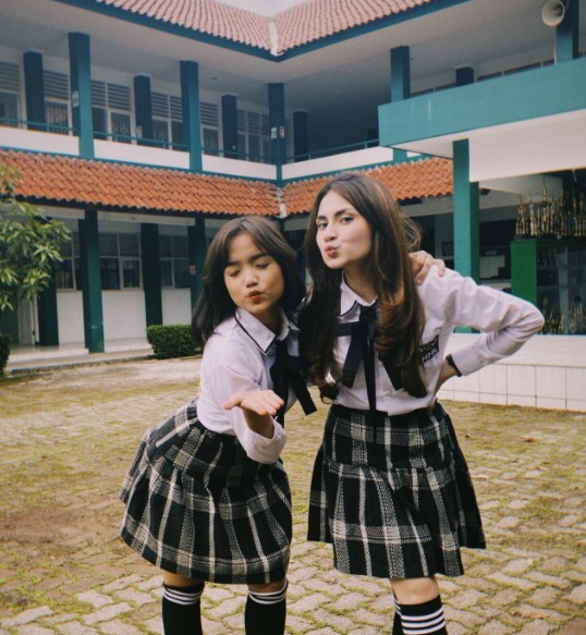 9 Potret Fuji dengan pemain film Bukan Cinderella di sela-sela syuting