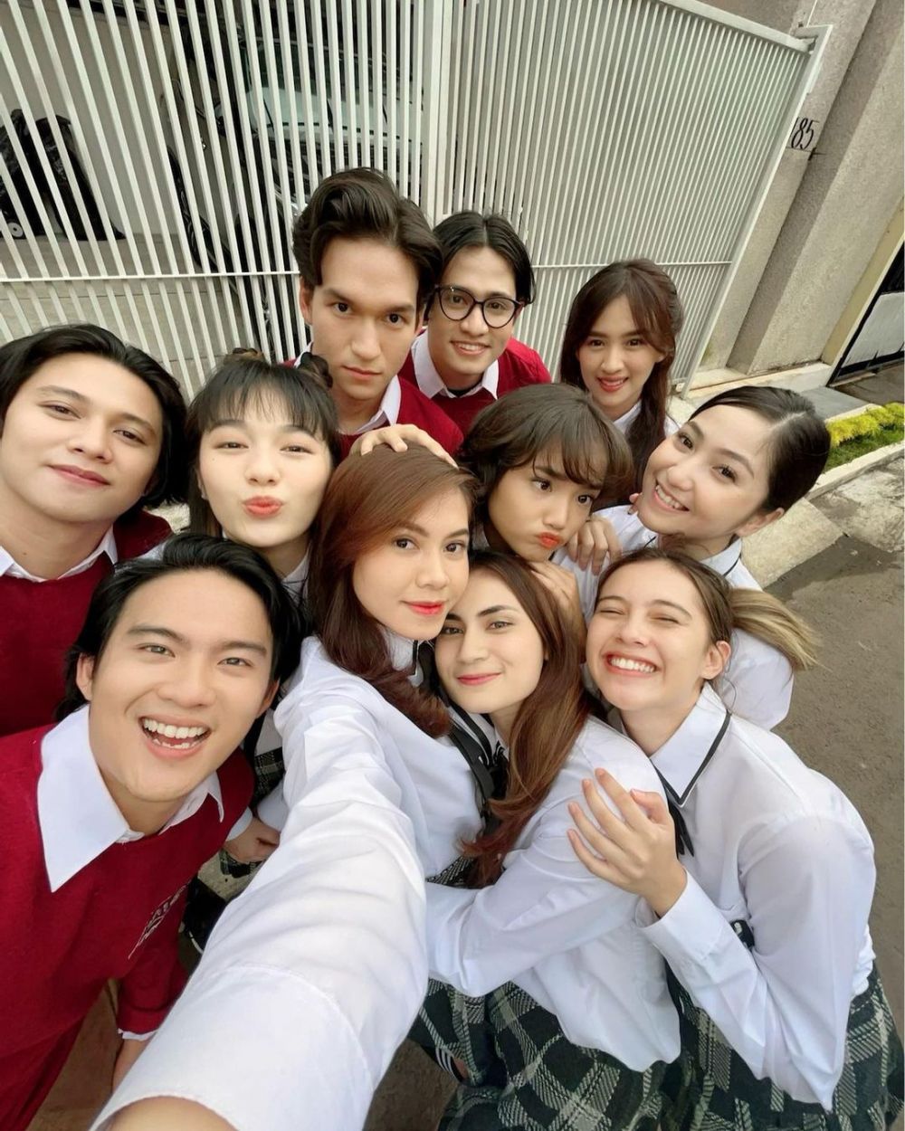 9 Potret Fuji dengan pemain film Bukan Cinderella di sela-sela syuting