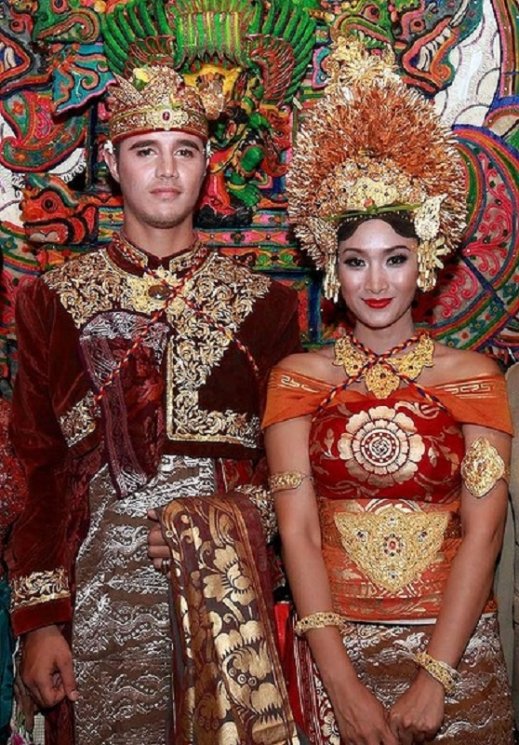 Momen pernikahan 9 seleb pakai adat Bali, terbaru Venna Melinda