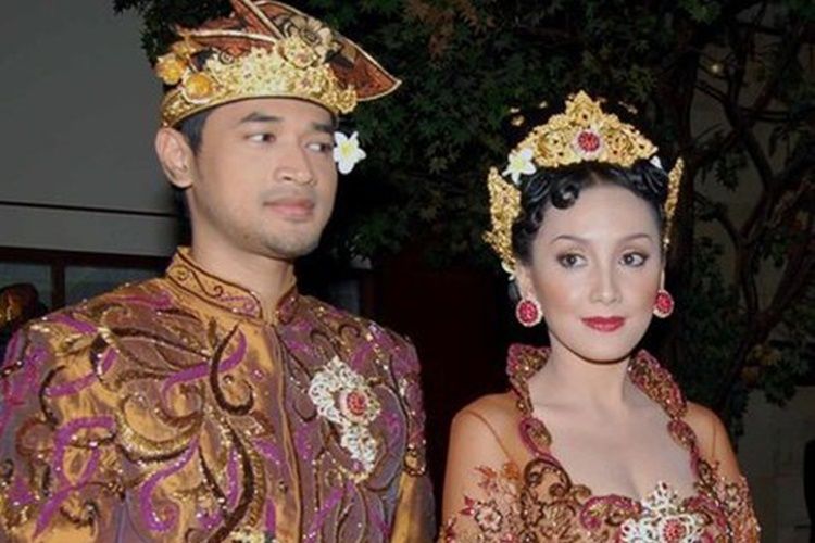 Momen pernikahan 9 seleb pakai adat Bali, terbaru Venna Melinda