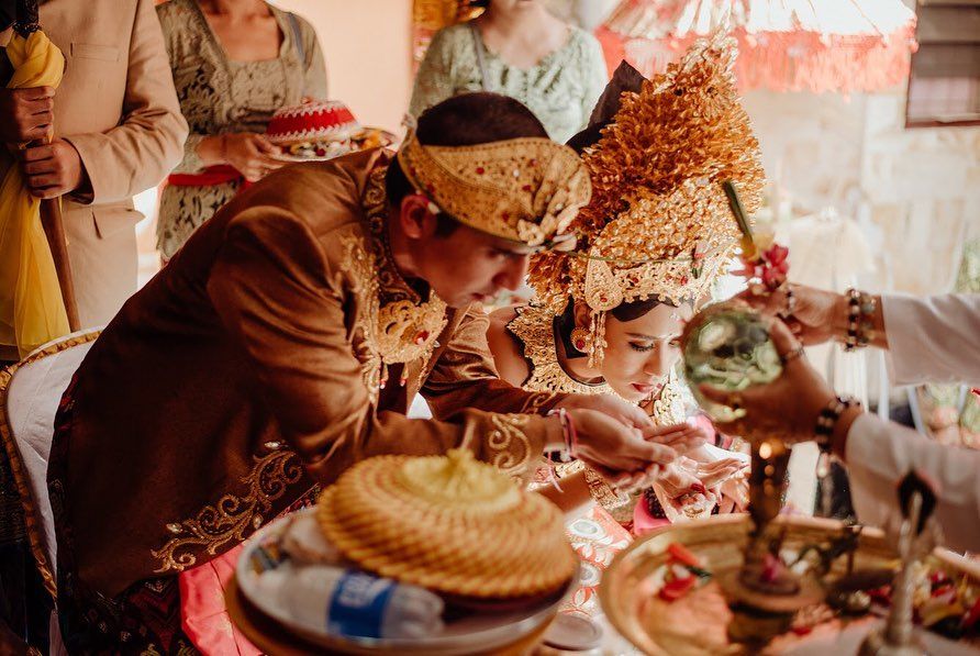 Momen pernikahan 9 seleb pakai adat Bali, terbaru Venna Melinda