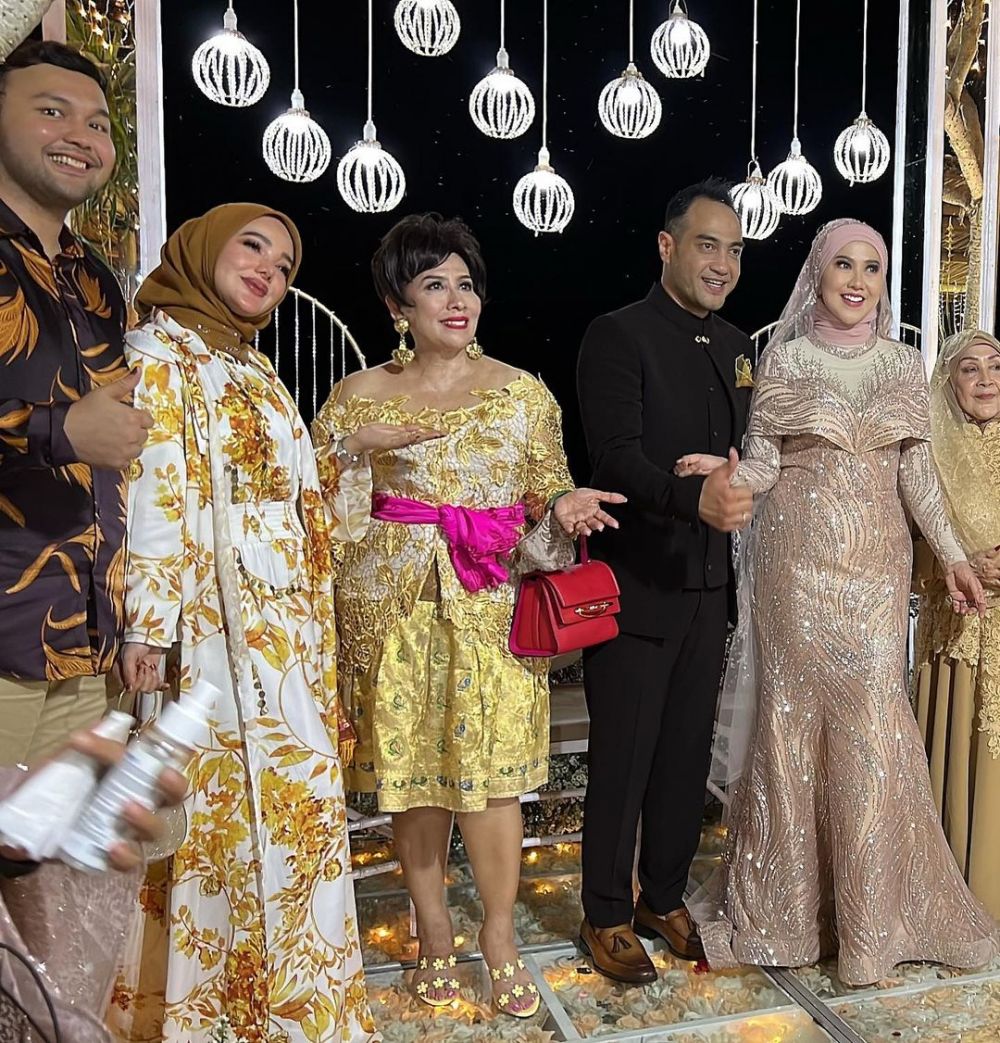 7 Pesona Ni Made Ayu di pernikahan Venna Melinda, tampil modis