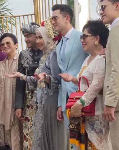 7 Pesona Ni Made Ayu di pernikahan Venna Melinda, tampil modis