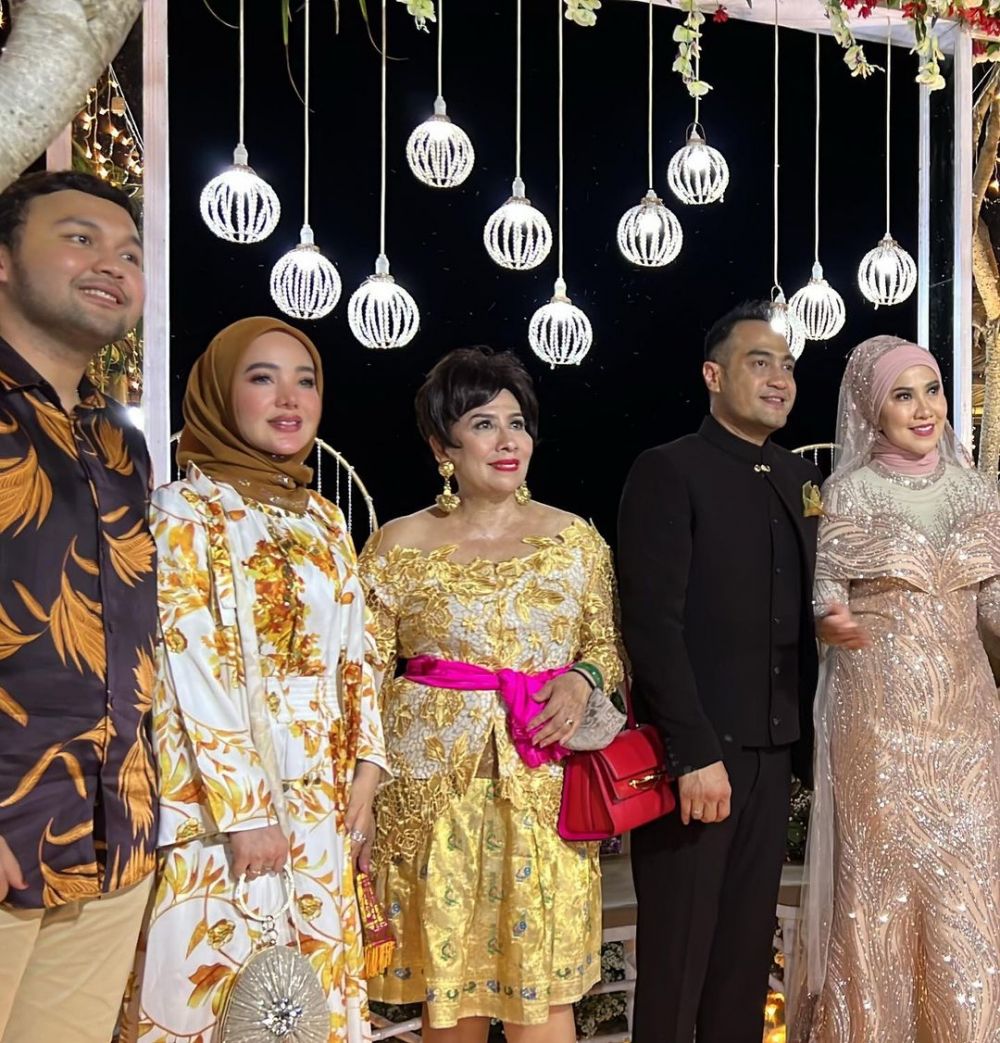 7 Pesona Ni Made Ayu di pernikahan Venna Melinda, tampil modis